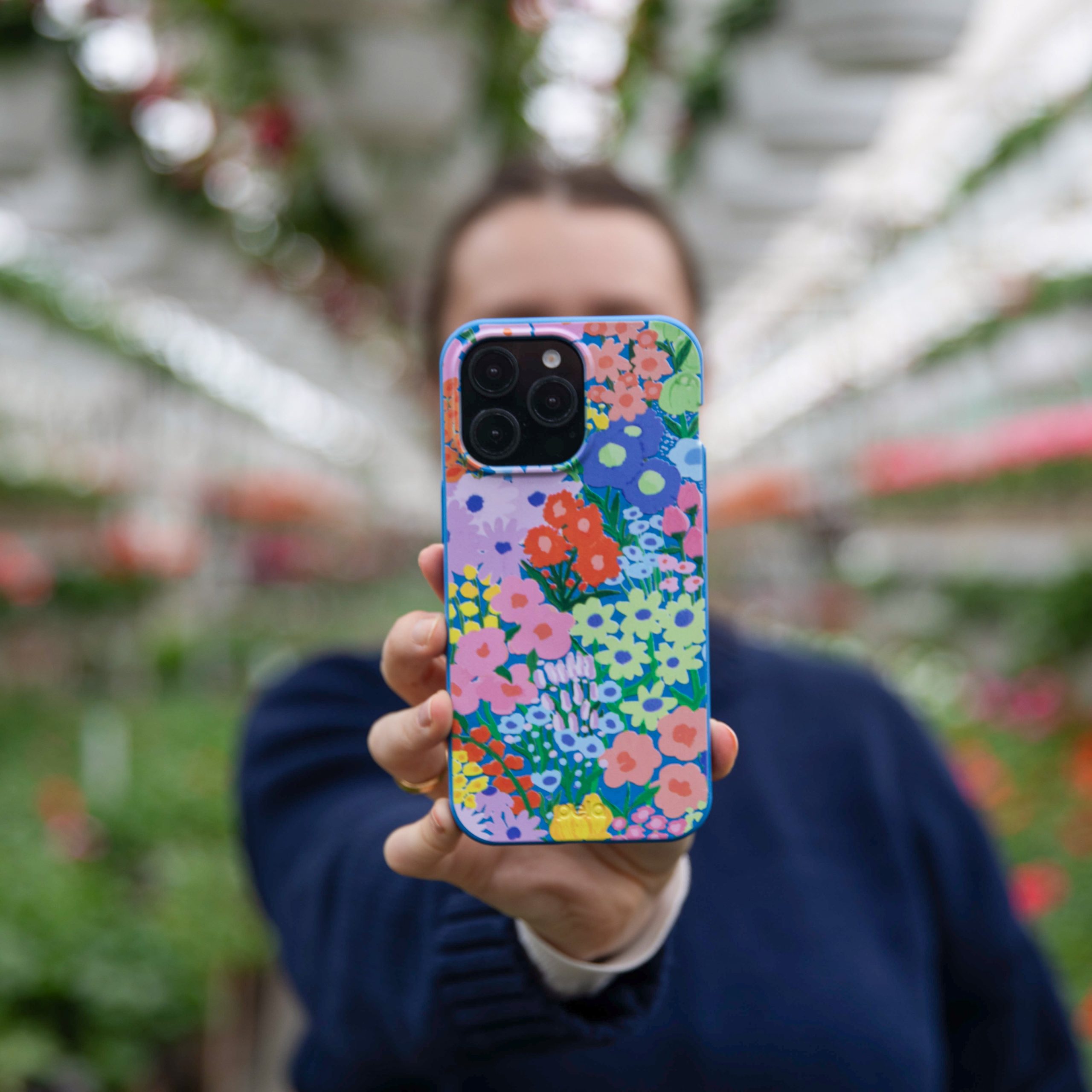 FLOWERS_PaintedGarden_PDP_04_dc59ad1b-6e38-468d-b2f6-3d0679d98eb5