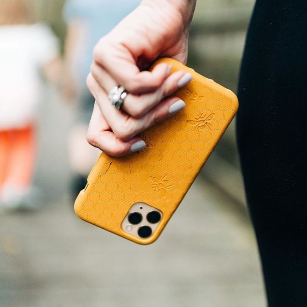 iPhone11Pro-HoneyBEE_169ff756-56d5-46ca-887f-26d7e59e2143